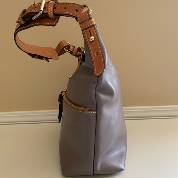 π©Ά SALE!! Dooney and Bourke Wexford Smooth Leather Zipper Sac in Taupe π©Ά - Picture 11 of 16